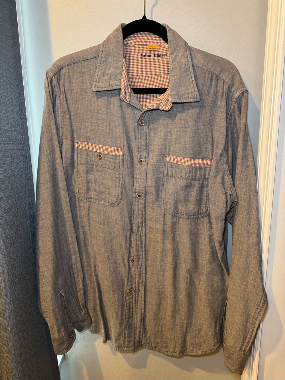 Tailor Vintage Men's Heather Gray Button-Down Shirt with Pink Trim